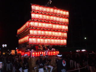 夜の灯入れ曳行